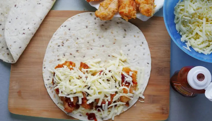Qurrito przepis: tortille z kurczakiem, serem i sosem BBQ. Składniki gotowe do zwinięcia.