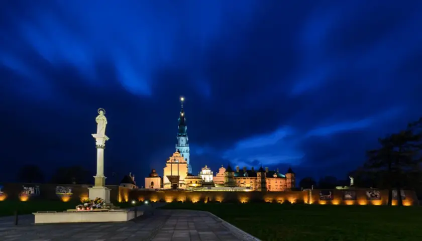 Jasna noc na Jasnej Górze. Warto wiedzieć, ile trwa msza w Częstochowie, by zaplanować pielgrzymkę.