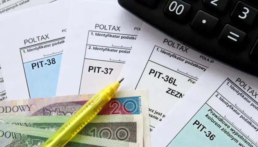 Formularze PIT, pieniądze i kalkulator. Pamiętaj, do kiedy trzeba rozliczyć PIT, by uniknąć kary.