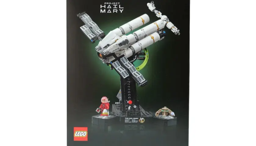Das LEGO Icons "Project Hail Mary" Set zeigt ein detailreiches Raumschiff auf einem Ständer, mit einer Minifigur und einem kleinen Alien.