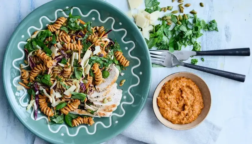 En härlig pastasallad med pesto, kyckling och färska grönsaker. Perfekt för en lätt lunch eller middag.