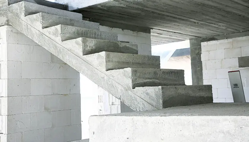 Surowe schody betonowe, idealne do taniego wykończenia. Budowa domu w toku.