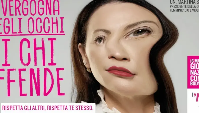 Volto distorto, simbolo del body shaming. "Vergogna negli occhi di chi offende", recita lo slogan. Rispetta te stesso.