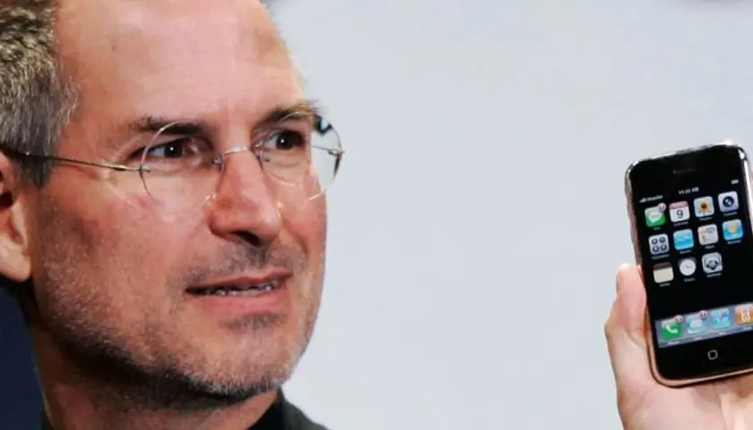 Steve Jobs prezentuje pierwszy iPhone.