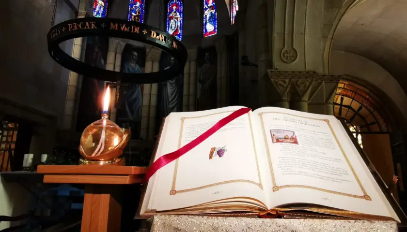 Kto może czytać Pismo Święte w kościele? Odkryj ważne zasady