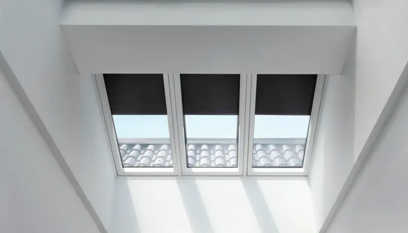 Tapparelle integrate in lucernari, ideali per la detrazione senza ENEA. Luce naturale che filtra attraverso le tegole.