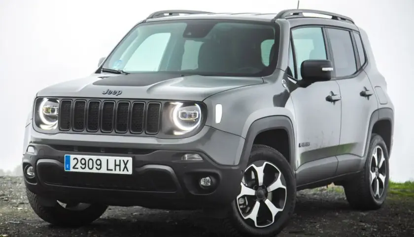 Un Jeep Renegade gris, listo para una prueba de manejo. Su diseño robusto y moderno invita a la aventura.