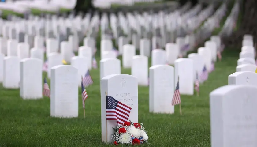 Der heldenfriedhof der USA ehrt gefallene Soldaten. Reihen von weißen Grabsteinen, geschmückt mit kleinen Flaggen und Blumen, zeugen von ihrem Opfer.