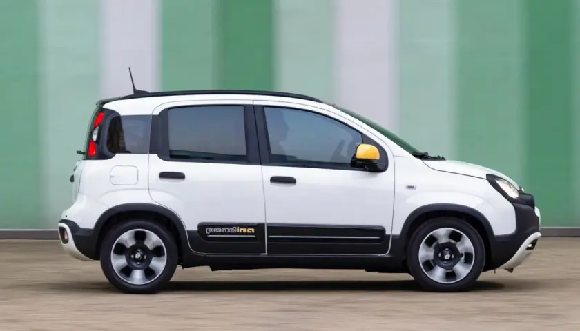 La Fiat Panda, la macchina meno costosa al mondo, sfreccia con il suo design compatto e dettagli gialli.