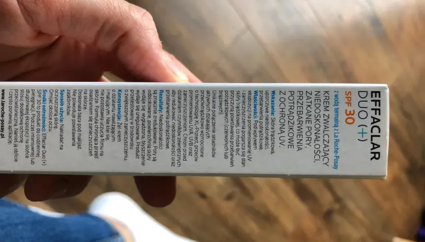 Krem Effaclar Duo+ SPF30 na tle dłoni.