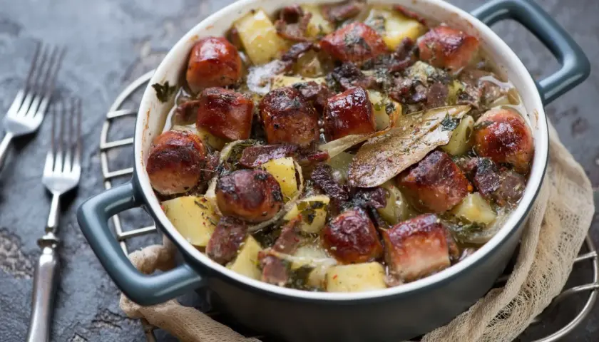 Herzhaftes irisches Abendessen: deftiger Eintopf mit Kartoffeln, Würstchen und Kräutern, bereit zum Genießen.