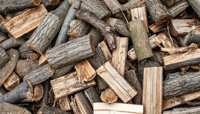 Ein Haufen gespaltenes Holz, bereit für die Nutzung als erneuerbare Energie.