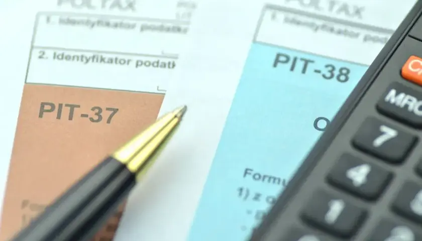 Druk PIT-37 i PIT-38, długopis i kalkulator. Czas rozliczyć dochód.