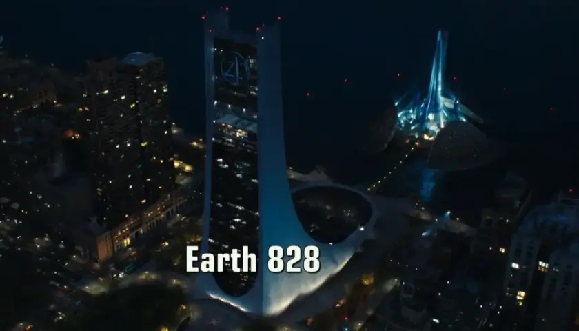 Vue aérienne de nuit d'une ville avec le logo des Fantastic Four MCU sur un gratte-ciel. "Earth 828" est affiché.