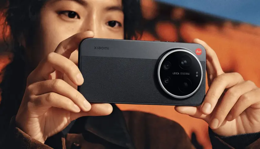 Osoba trzyma smartfon Xiaomi 17 Ultra z charakterystycznym modułem aparatów Leica.