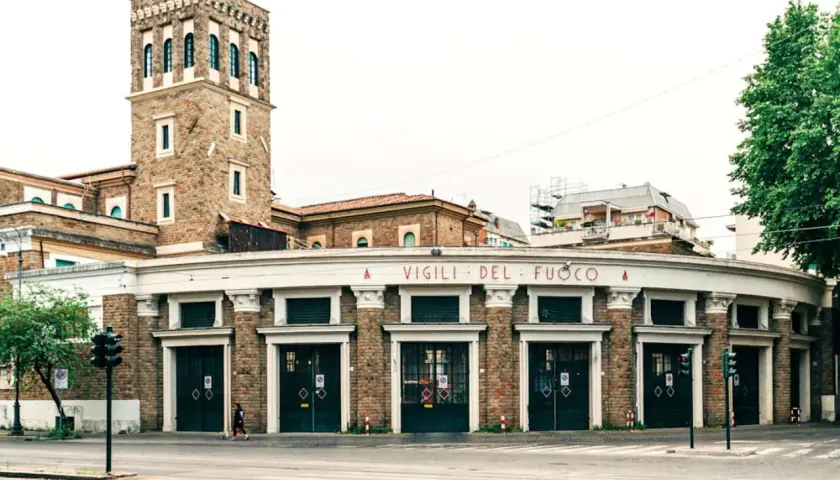 Caserma dei Vigili del Fuoco a Testaccio, Roma, con la sua caratteristica torre e le ampie porte per i mezzi.