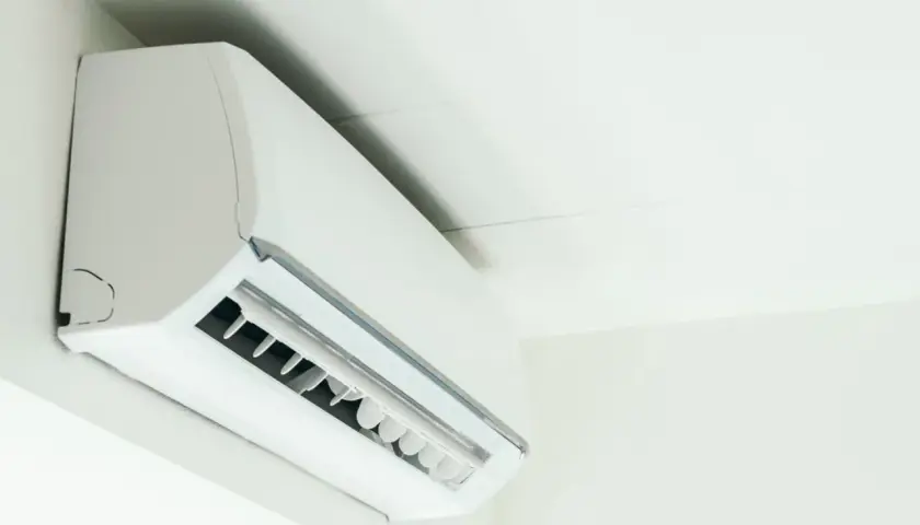 Unidad interior de aire acondicionado split, uno de los tipos de aire acondicionado más comunes para climatizar tu hogar.
