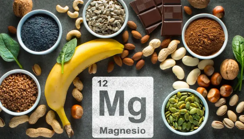 Plátano, espinacas, semillas de calabaza, almendras y chocolate negro son algunos alimentos ricos en magnesio.