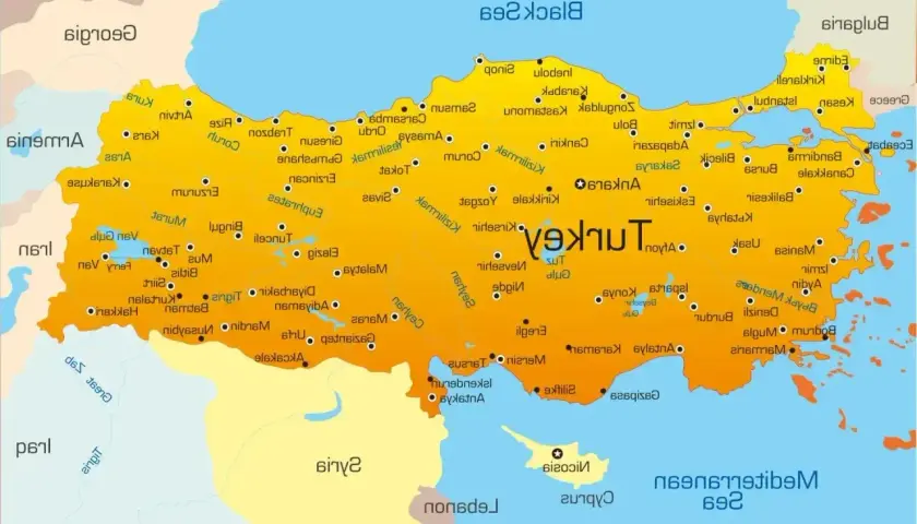 Mapa Turcji z zaznaczonymi miastami. Zobacz, z kim graniczy Turcja: Grecja, Bułgaria, Gruzja, Armenia, Iran, Irak, Syria.