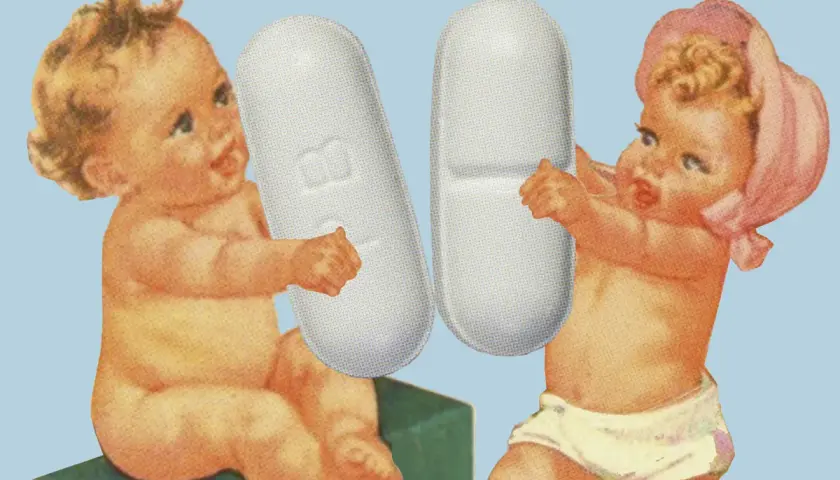 Dos bebés sostienen pastillas gigantes, recordando la dosis de paracetamol cada 4 horas para niños.