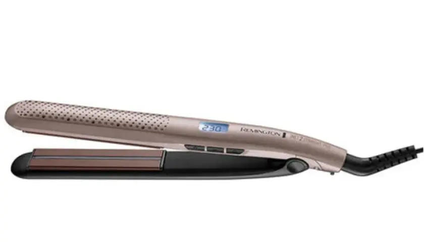En Remington plattång med digital display, redo att locka håret med plattång för en perfekt frisyr.