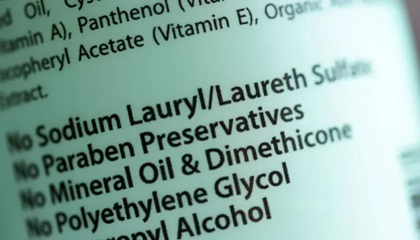 Lista składników kosmetyku: bez Sodium Lauryl/Laureth Sulfate (ammonium lauryl sulfate co to?), parabenów, oleju mineralnego, dimethicone, glikolu polietylenowego, alkoholu izopropylowego.
