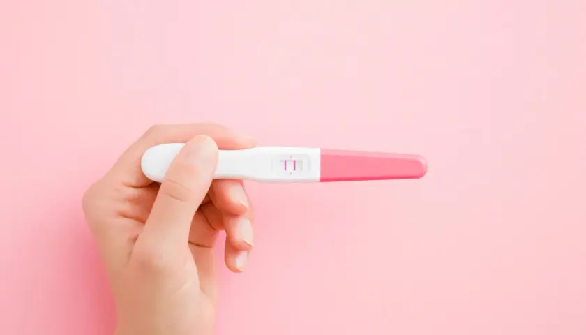 Test di gravidanza con due linee rosa, indicativo di una gravidanza biochimica, un buon segno di fertilità.