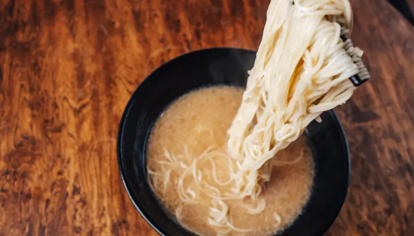 Jak zrobić makaron ramen? Sekret sprężystości i domowe kansui