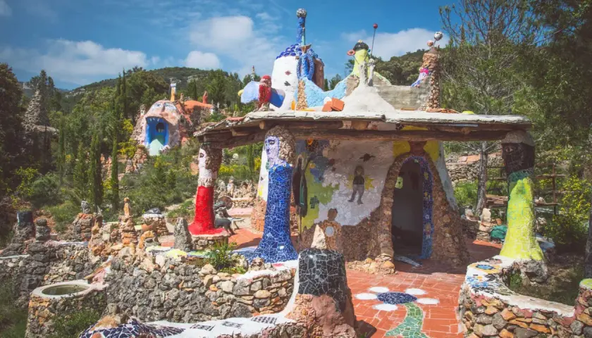 El **jardín de Peter** es un lugar mágico con esculturas coloridas y mosaicos que parecen sacadas de un cuento de hadas.