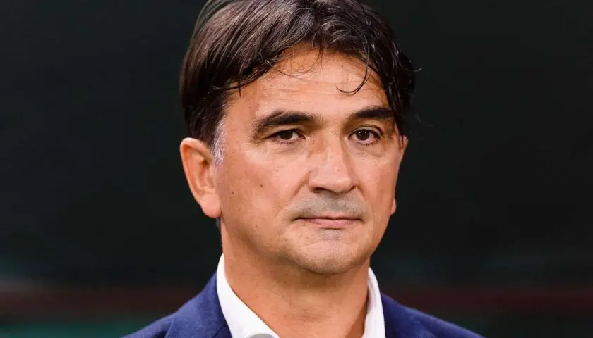 Portret mężczyzny w garniturze, który jest trenerem reprezentacji Chorwacji.