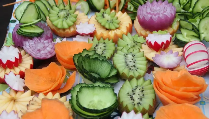 Inspiracja na przebranie za owoc lub warzywo: rzeźbione marchewki, kiwi, ogórki, rzodkiewki i cebula wyglądają jak kwiaty.