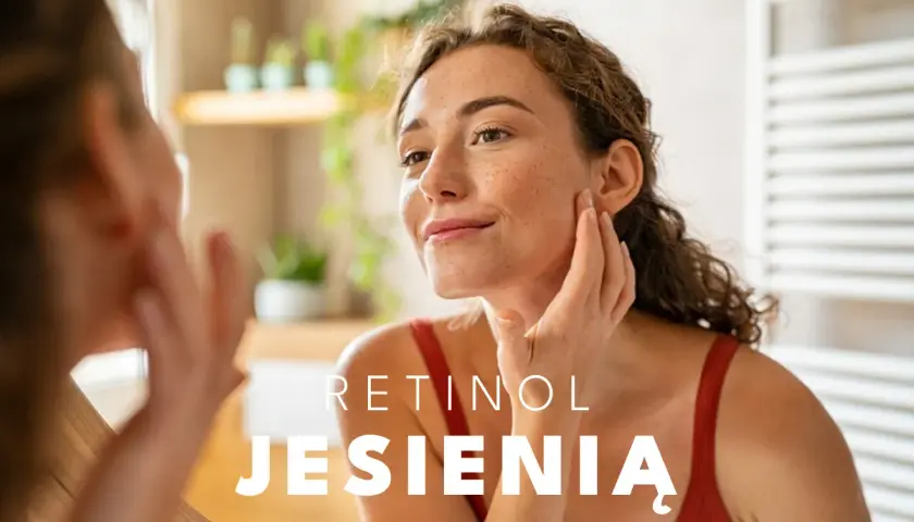 Kobieta z piegami dotyka twarzy, zastanawiając się, jak stosować retinol jesienią.
