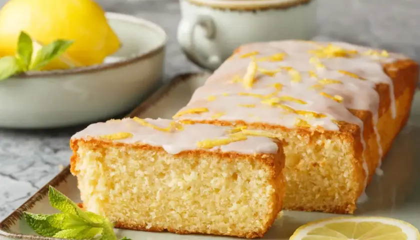 Pyszna babka cytrynowa z lukrem i skórką cytrynową, idealna na podwieczorek. Ten przepis na babkę cytrynową zachwyci każdego.