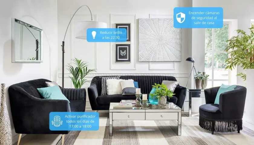 Sala moderna con sofás negros, mesa de centro y plantas. Se destacan las ventajas de la domótica: luces, purificador y cámaras de seguridad automatizadas.
