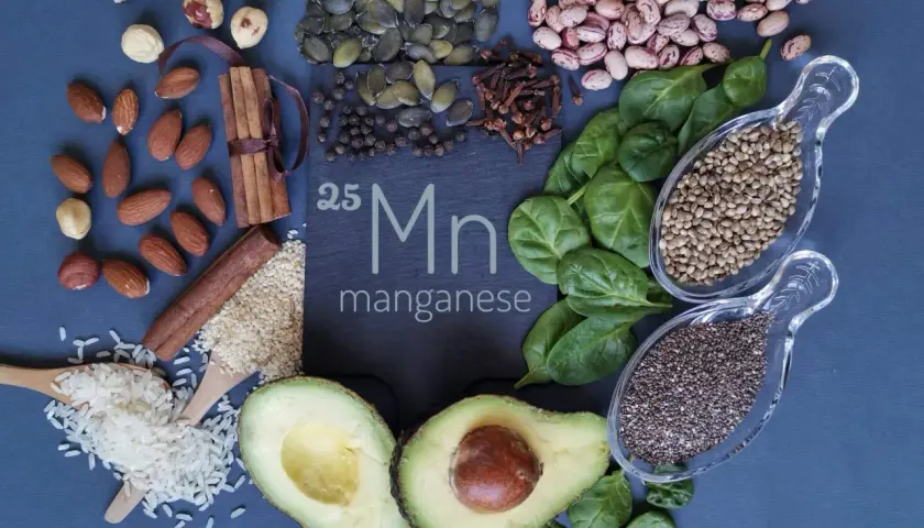 Mangan-reiche Lebensmittel: Mandeln, Spinat, Chiasamen, Kürbiskerne, Bohnen, Reis, Avocado.