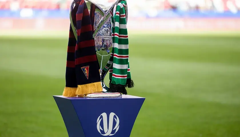 Trofeum Pucharu Polski z szalikami drużyn. Kto zdobędzie ten prestiżowy regionalny puchar polski?