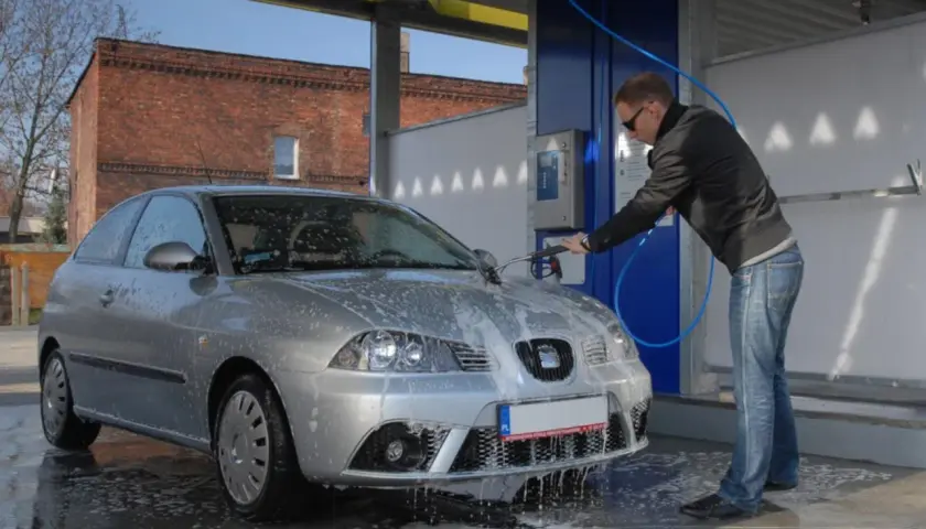 Lśniące auto z myjni bezdotykowej: jak myć bez rys i zacieków?