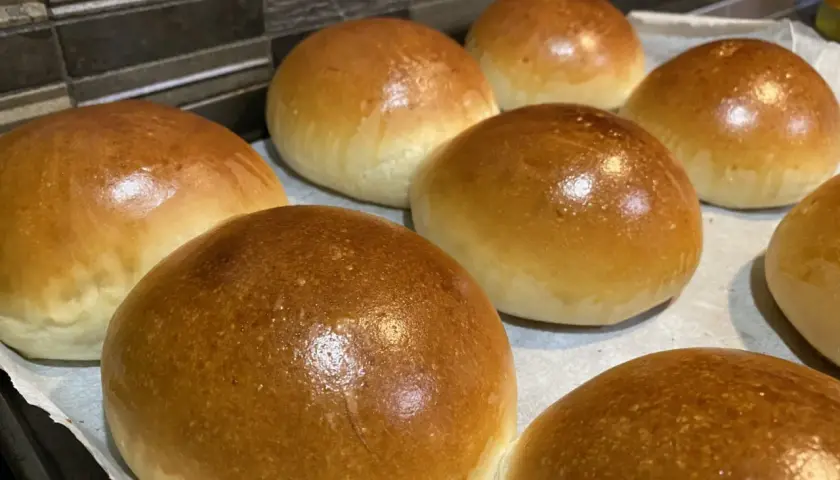 Appena sfornati, soffici panini all'olio dorati, pronti per essere gustati.