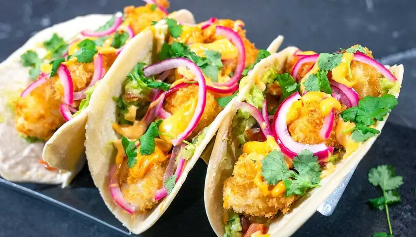Tre läckra fish tacos med krispig fisk, avokado, rödlök och koriander. En perfekt måltid!