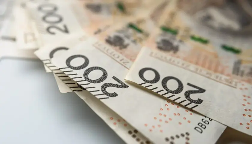 Złote banknoty 200 zł, symbolizujące emeryturę za medal olimpijski.