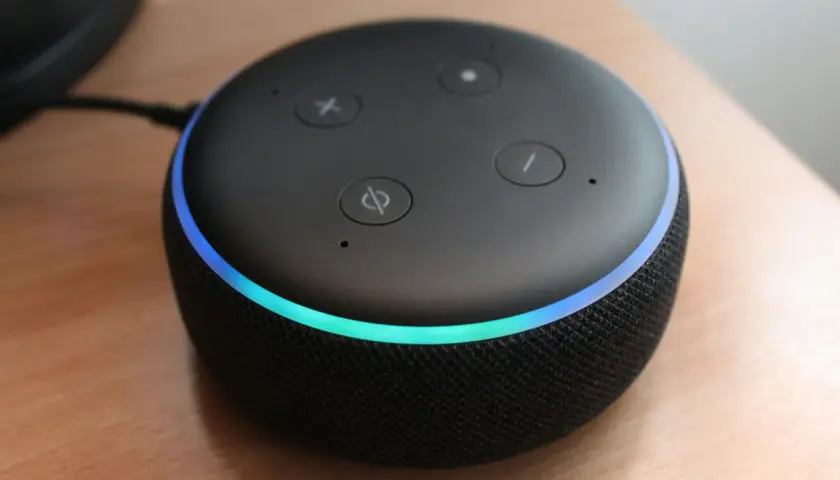Altavoz inteligente con luz azul y verde. Descubre todo lo que se puede hacer con Alexa: música, noticias, control del hogar y más.