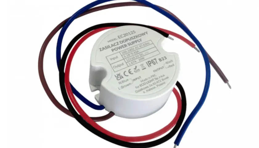 Biały zasilacz dopuszkowy 20W z przewodami wejściowymi i wyjściowymi. Model EC20125, IP67.
