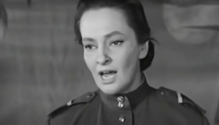 Hanna Skarżanka w mundurze wojskowym, scena z jednego z jej filmów.