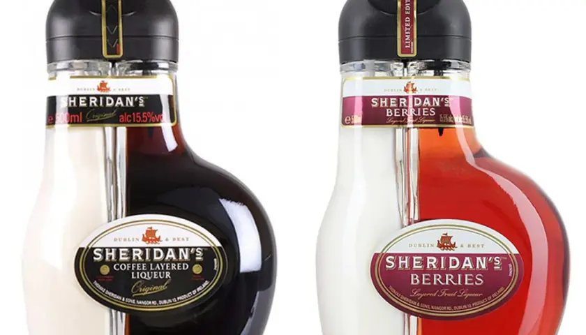 Dwie butelki Sheridan's: oryginalna kawowa i limitowana edycja jagodowa. Zobacz, jak pięknie się prezentują, gotowe do degustacji.