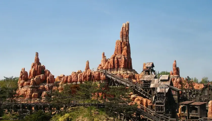 Big Thunder Mountain w Disneyland Paris z drewnianymi konstrukcjami i wodą.