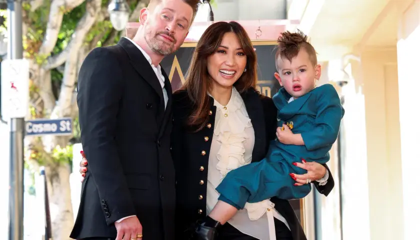 Brenda Song z dziećmi, synkiem i partnerem, pozuje do zdjęcia na Hollywood Walk of Fame.