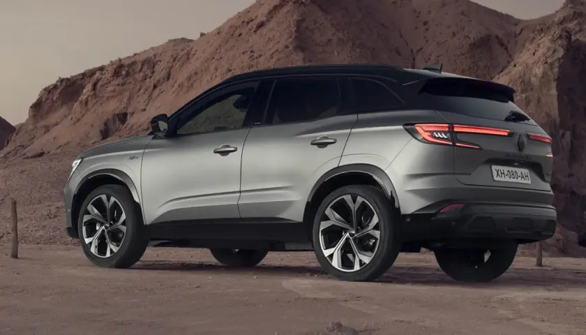 Grå Renault Austral, en SUV redo för ett **renault austral test** i ökenlandskap.