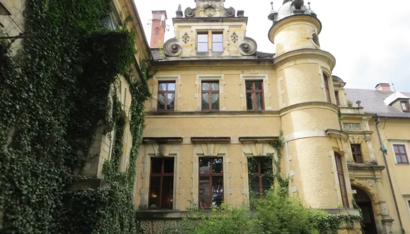 Zamek Kliczków, porośnięty bluszczem, zachwyca architekturą. Wiele pozytywnych zamek kliczków opinie potwierdza jego urok.