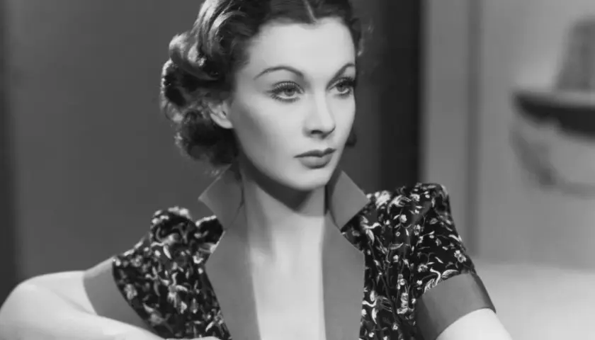 Vivien Leigh, ikona "Przeminęło z wiatrem", w eleganckiej sukni z kwiatowym wzorem.