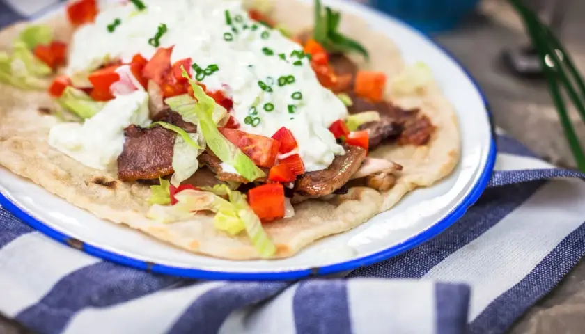 Ile kalorii ma sałatka gyros? Zaskakujące wartości odżywcze!